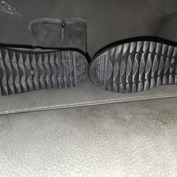 NWOT Brand New Still In Bag! Gray Faux Fur Lined Women's Boots - Picture 3 of 3